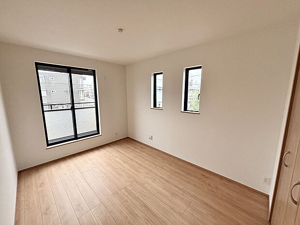 【☆Room☆ 】☆Room☆
大きな窓からたっぷりと陽光が注がれる明るい空間。家族の成長に対応できる永住仕様の間取り。一日の疲れを癒やしてくれる、時を忘れて過ごせる空間。