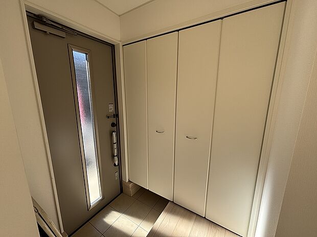 【☆Entrance☆ 】☆Entrance☆
お家に出会う人々を迎える玄関だからこそ、広々清潔感あふれる空間にしたいものです。採光・通風にも配慮された設計で毎日明るい空間をキープします♪