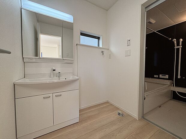 【☆Powder Room☆ 】☆Powder Room☆
収納スペースもバッチリなこちらの洗面化粧台。忙しい朝の時間にお役立ち！化粧品やヘアケア用品など細かな物もしっかり収納しておけるから「あれ？アレどこだっけ？」がなくなること間