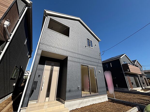 【☆Entrance☆】お家に出会う人々を迎える玄関だからこそ、広々清潔感あふれる空間にしたいものです。採光・通風にも配慮された設計で毎日明るい空間をキープします♪

