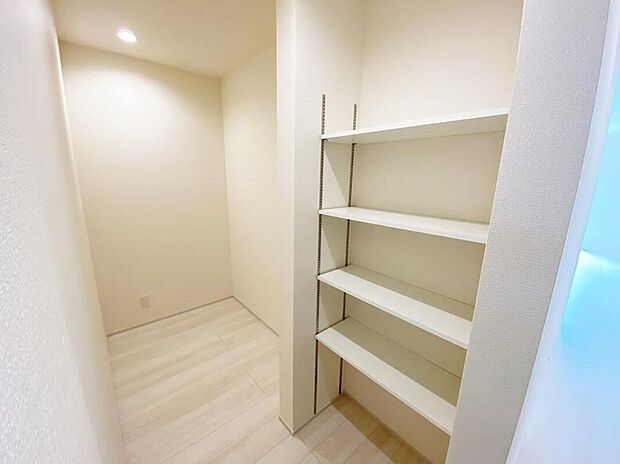 【パントリー】キッチン近くにパントリーをご用意しました♪ストック食品や、缶詰、頻繁には使わないけれど持っておきたい調味料ペットボトルの水など。かさばりがちなキッチンのアレコレを、しっかり収納可能！