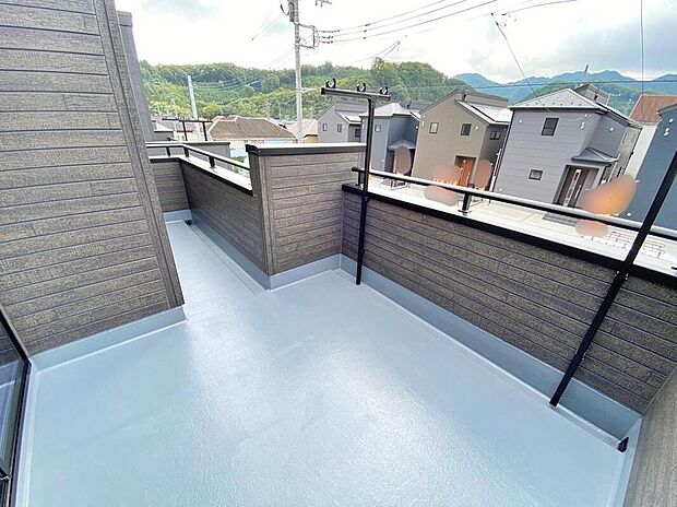 【バルコニー】ご家族全員分の洗濯物を干すことが出来る「ワイドバルコニー」♪バルコニーは、洗濯物や布団を干すだけでなく、暖かな陽射しや爽やかな風を存分に取り込み、お部屋に解放感をもたらします☆