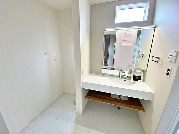 【☆Powder Room☆ 】☆Powder Room☆
三面鏡ならではの収納力、シャンプードレッサーならではの機能性、どちらも採用しております。汚れが落ちやすいすべり台ボウルは手入れもしやすく日々の生活を陰ながら支えてくれる仕様