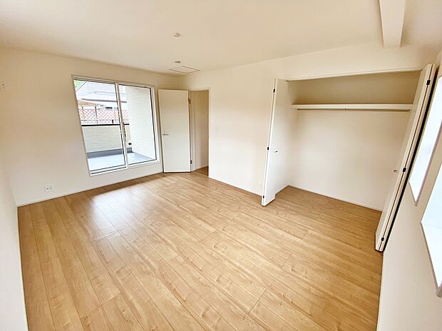 【☆Room☆ 】☆Room☆
バルコニーに面したお部屋は、通風・採光共に良好な上、解放感タップリ♪
明るいお部屋は住まう人の心も明るくしてくれますね☆