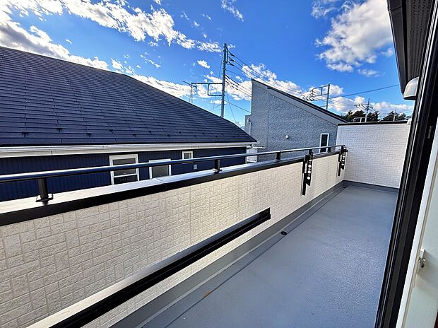 【☆Balcony☆ 】☆全室南向きの陽光溢れるお住まいをご紹介します。19帖の開放感溢れるリビングは、I字の見通しが良い設計。1階に設けられた和室はお子様の遊び場や客間としてもお使いいただけます♪