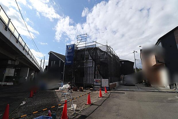 【現地外観写真】カースペースは車種により2台分！空いたスペースは、自転車置き場としてお使いいただくのも良いですね♪