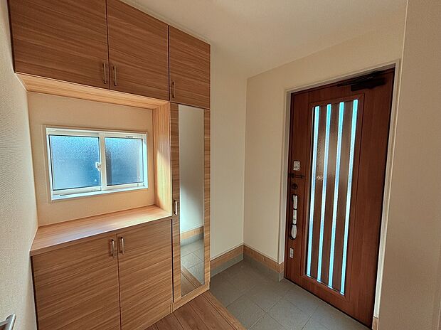 【☆Entrance☆ 】☆Entrance☆
お家に出会う人々を迎える玄関だからこそ、広々清潔感あふれる空間にしたいものです。採光・通風にも配慮された設計で毎日明るい空間をキープします♪