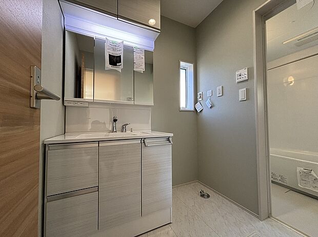 【☆Powder Room☆ 】☆Powder Room☆
三面鏡ならではの収納力、シャンプードレッサーならではの機能性、どちらも採用しております。汚れが落ちやすいすべり台ボウルは手入れもしやすく日々の生活を陰ながら支えてくれる仕様