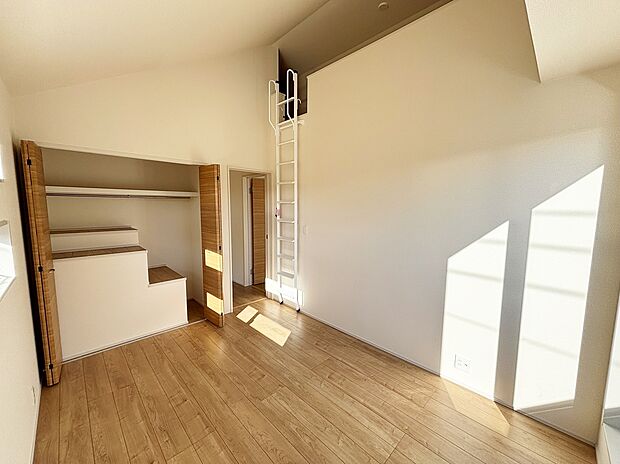 【☆Room☆ 】☆Room☆
居室にはクローゼットを完備し、自由度の高い家具の配置が叶うシンプルな空間です。お子様の成長と共に必要になる子供部屋にぴったりの間取りですね。