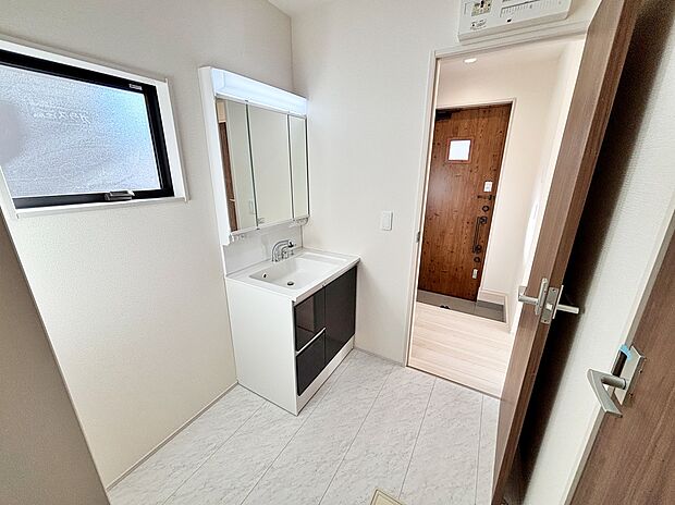 【☆Powder Room☆ 】☆Powder Room☆
収納スペースもバッチリなこちらの洗面化粧台。忙しい朝の時間にお役立ち！化粧品やヘアケア用品など細かな物もしっかり収納しておけるから「あれ？アレどこだっけ？」がなくなること間