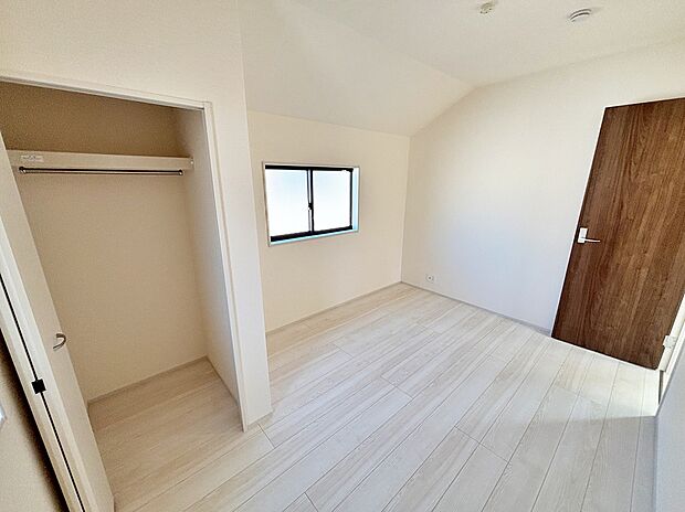 【☆Room☆ 】☆Room☆
大きな窓からたっぷりと陽光が注がれる明るい空間。家族の成長に対応できる永住仕様の間取り。一日の疲れを癒やしてくれる、時を忘れて過ごせる空間。