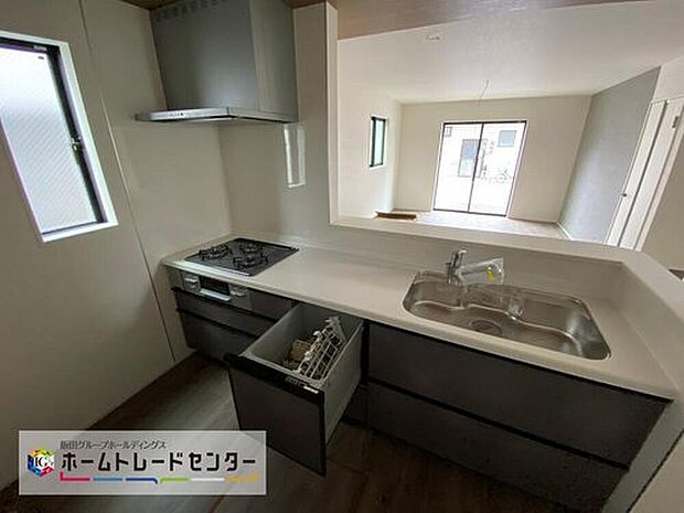 【キッチン】お子さまにとっても、ご飯のしたくを頑張っているご家族の姿が見えると安心♪手伝いたいという気持ちになるなど、お手伝いの習慣も育ちやすいですね♪