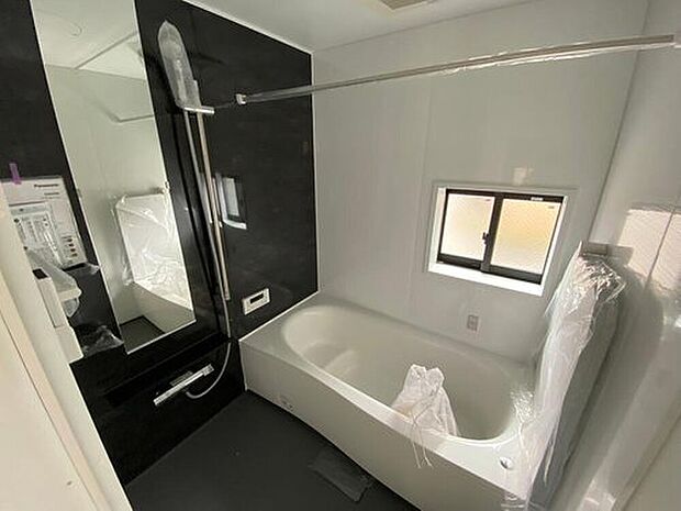 【浴室】『一日の疲れを落としてくれる場所は、一番落ち着く場所でなければならない』高級感溢れるカラーと大きさ・柔らかな曲線で構成された半身浴も楽しめるバスタブの心地よさを是非！！