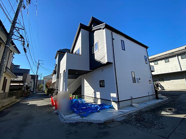 【 前面道路含む現地写真】☆物件の陽当りや通風・仕様設備やお部屋の大きさの比較、近隣・周辺環境や街並みなど、資料には掲載していない情報が現地にはたくさんあります。ぜひ、建物だけでなく周辺環境もご確認ください！