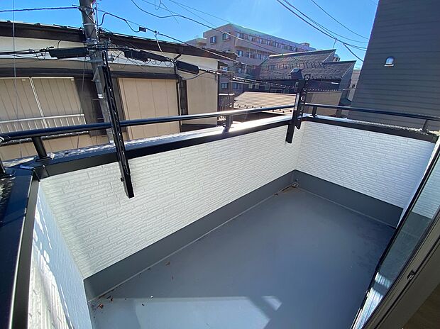 【バルコニー】太陽に愛された邸は、陽当り・通風に優れた魅力的かつ快適さを追求した邸宅でした。ここに住むからこそ意味がある。そんな特別感に浸りながら、毎日をお過ごし頂けるお家がこちらです♪