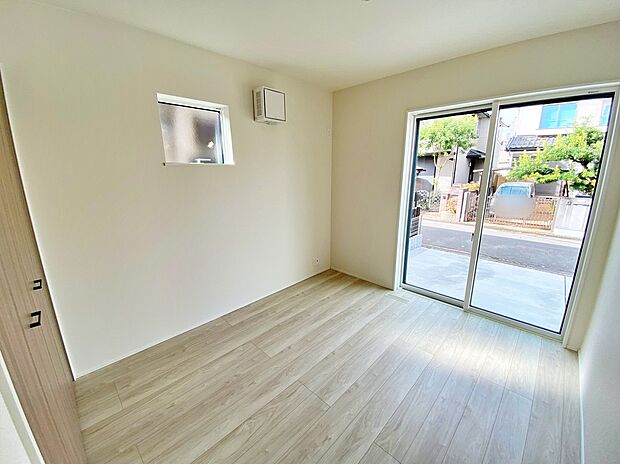 【☆Room】☆Room☆
バルコニーに面したお部屋は、通風・採光共に良好な上、解放感タップリ♪
明るいお部屋は住まう人の心も明るくしてくれますね☆