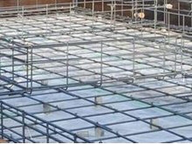 【足元を支えるベタ基礎】立ち上がりと底面全体が一体の鉄筋コンクリート造（仕上がり幅150ｍｍ・底盤厚150ｍｍ）。「不同沈下」や「地面からの湿気」に対する有効な措置と言えます。また、基礎と土台とをつなぐアンカーボルトは、大きな地震などにより建物が基礎から外れたり持ち上げられたりしないための役割があります。
