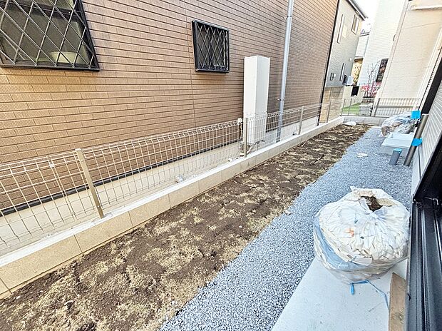 【現地外観】小学校まで徒歩3分、中学校までは徒歩9分なので、お子様も無理なく学校へ通える立地です。周囲の交通状況を確認するために、実際に通学路を歩いてみるのもよいですね♪