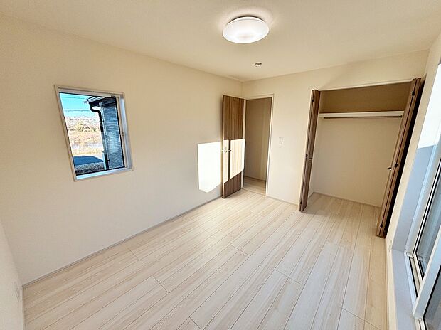 【☆Room☆ 】☆Room☆
大きな窓からたっぷりと陽光が注がれる明るい空間。家族の成長に対応できる永住仕様の間取り。一日の疲れを癒やしてくれる、時を忘れて過ごせる空間。