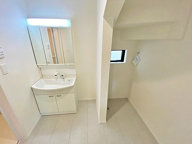 【☆Powder Room☆ 】☆Powder Room☆
収納スペースもバッチリなこちらの洗面化粧台。忙しい朝の時間にお役立ち！化粧品やヘアケア用品など細かな物もしっかり収納しておけるから「あれ？アレどこだっけ？」がなくなること間