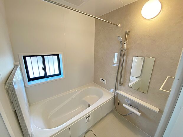 【☆System　Bath☆ 】☆System　Bath☆
半身浴も楽しめる一坪タイプの浴室は、防カビ仕様となっており、お掃除も楽々です。浴室乾燥機を完備し雨の日のお洗濯も安心です。