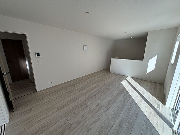 【リビング】☆一戸建ての大きなメリットは、「自分の土地」を自由に使えること。好きなペットとの暮らし、ガーデニングやＤＩＹ、車やバイクの手入れなど様々な趣味を楽しめます♪