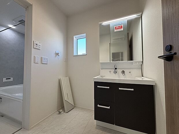 【☆Powder Room☆ 】☆Powder Room☆
十分な大きさの洗面台は収納もさる事ながら、身だしなみチェックや歯磨きなど、朝の慌ただしい時間でもホテルライクなスペースで余裕とゆとりを感じて頂けます。