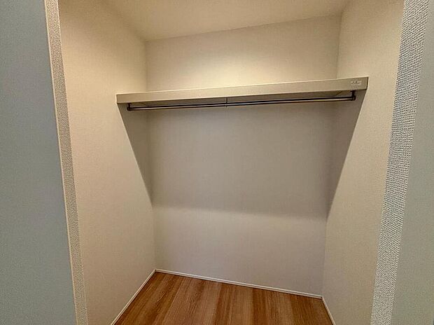 【収納】季節物のお洋服や上着もスッキリと収納して頂けます☆毎日お洋服を選ぶのも楽しくなりそうですね♪♪