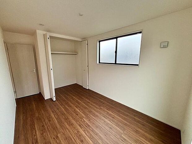 【リビング以外の居室】住まう方でカスタマイズしていただけるシンプルなデザインの内装。ご自身で素敵な空間を創り上げられます。