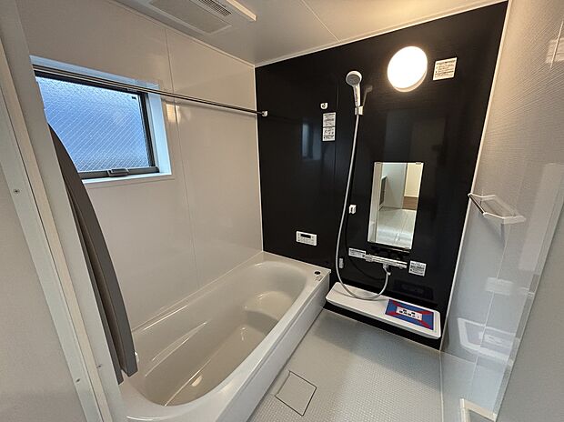 【☆System Bath☆ 】☆System Bath☆
半身浴も楽しめる一坪タイプの浴室は、防カビ仕様となっており、お掃除も楽々です。浴室乾燥機を完備し雨の日のお洗濯も安心です。