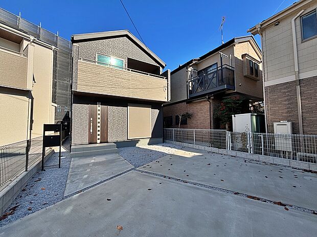 【前面道路含む現地写真】☆賃貸の更新時期が迫っている人。更新料を払うか、新しく賃貸を探して、敷金・礼金を払うか、悩ましいところ。いっそ購入してしまうのも手。家賃と同等程度の支払いで、自分の住まいを手に入れられます♪