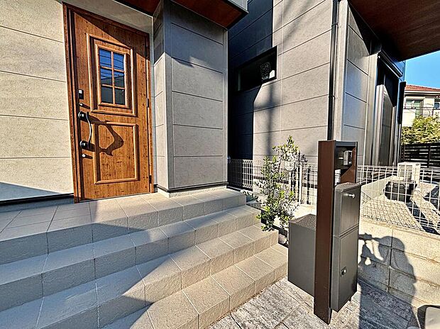 【玄関】☆お家の「顔」である玄関
採光・通風にも配慮された設計で毎日明るい空間をキープします♪