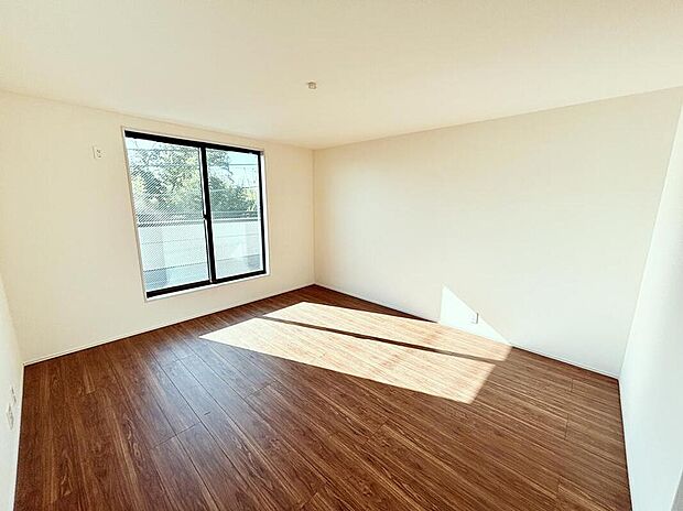 【☆Room☆】大きな窓からたっぷりと陽光が注がれる明るい空間。家族の成長に対応できる永住仕様の間取り。一日の疲れを癒やしてくれる、時を忘れて過ごせる空間。