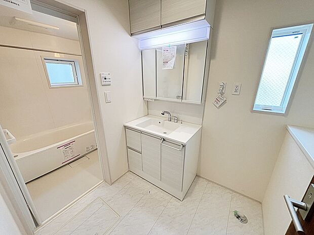 【☆Powder Room☆】三面鏡ならではの収納力、シャンプードレッサーならではの機能性、どちらも採用しております。汚れが落ちやすいすべり台ボウルは手入れもしやすく日々の生活を陰ながら支えてくれる仕様♪