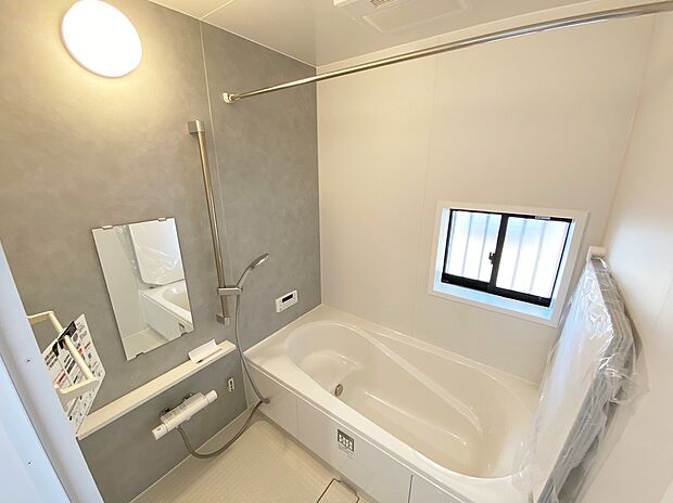 【☆System　Bath☆ 】☆System　Bath☆
半身浴も楽しめる一坪タイプの浴室は、防カビ仕様となっており、お掃除も楽々です。浴室乾燥機を完備し雨の日のお洗濯も安心です。