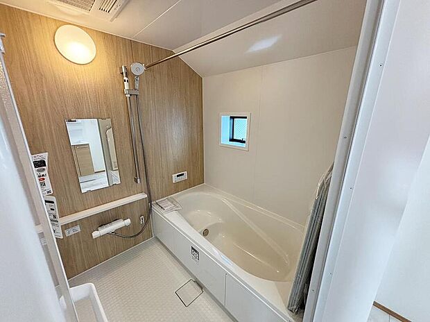 【浴室】半身浴も楽しめる一坪タイプの浴室は、防カビ仕様となっており、お掃除も楽々です。浴室乾燥機を完備し雨の日のお洗濯も安心です。