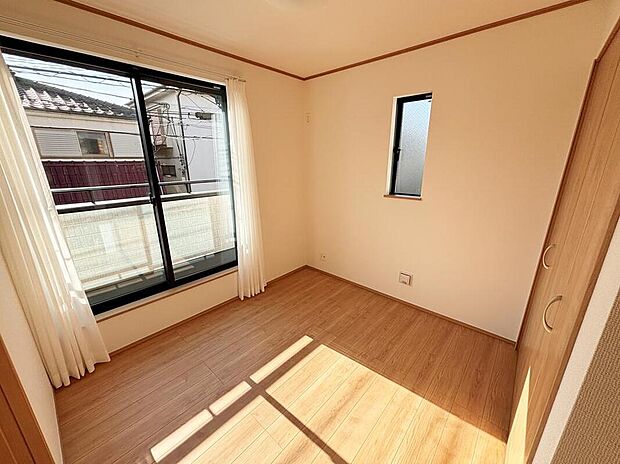 【リビング以外の居室】各部屋を最大限に広く使って頂ける様、全居住スペースに収納付。プライベートルームはゆったりと快適に。