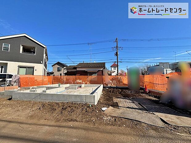 【前面道路含む現地写真】☆何万回もの『ただいま』を聞くことになるお家♪街に溶け合う美しい景観を生みだせるシンプルシックでおしゃれな外観と住み心地を考え貫いた設計！「ゆとりある落ち着いた暮らし」を叶えます♪