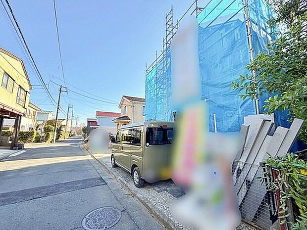 【現地外観写真】周辺は交通量の少ない生活道路なので小さなお子様がいても安心です♪前面道路は車通りが多くないので、お車の出し入れもラクラク♪
