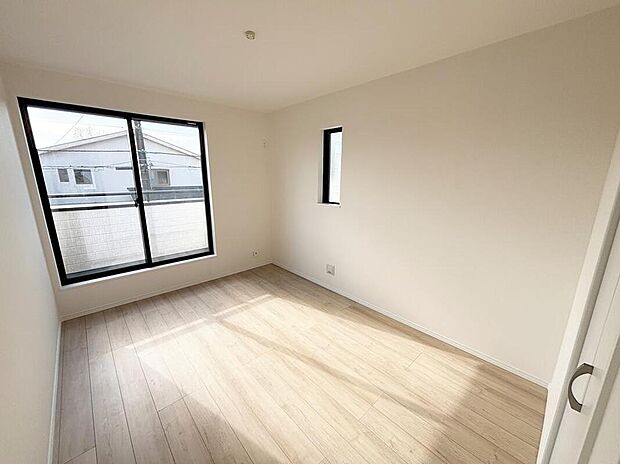 【☆Room☆】バルコニーに面したお部屋は、通風・採光共に良好な上、解放感タップリ♪
明るいお部屋は住まう人の心も明るくしてくれますね☆