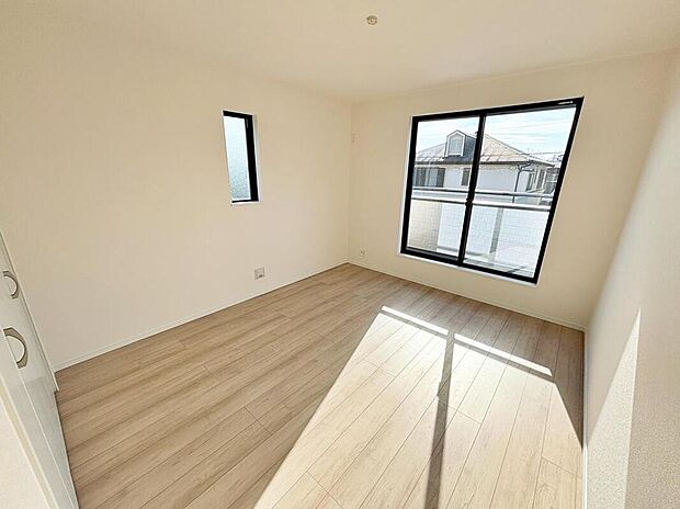 【☆Room☆】大きな窓からたっぷりと陽光が注がれる明るい空間。家族の成長に対応できる永住仕様の間取り。一日の疲れを癒やしてくれる、時を忘れて過ごせる空間。