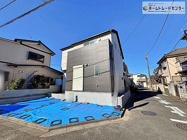 【前面道路含む現地写真】陽当りも良好な1棟現場！
いつまでも飽きのこない素朴で優しいデザイン。住む人を映し出す洗練された佇まいは、いつまでも輝き続けながらいつしか街の風景に溶け込んでいきます。