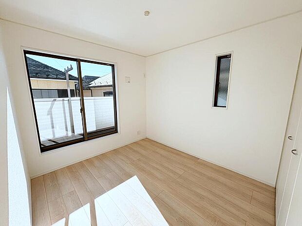 【リビング以外の居室】バルコニーに面したお部屋は、通風・採光共に良好な上、解放感タップリ♪
明るいお部屋は住まう人の心も明るくしてくれますね☆