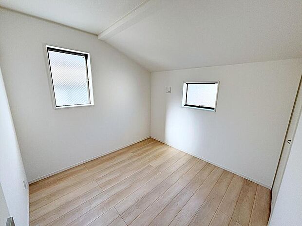 【リビング以外の居室】うららかな陽射しがどのお部屋にも降り注ぎますように、快適さを追求し尽くした間取り。得難い立地環境での生活を恵みの豊かな永住の地へと変えてくれることでしょう…