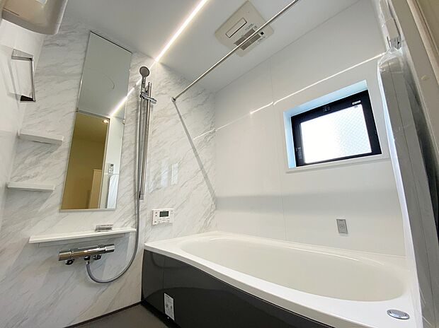 【☆System　Bath☆ 】☆System　Bath☆
『一日の疲れを落としてくれる場所は、一番落ち着く場所でなければならない』高級感溢れるカラーと大きさ・柔らかな曲線で構成された半身浴も楽しめるバスタブの心地よさを是非！！