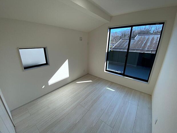 【リビング以外の居室】住まう方でカスタマイズしていただけるシンプルなデザインの内装。ご自身で素敵な空間を創り上げられます。