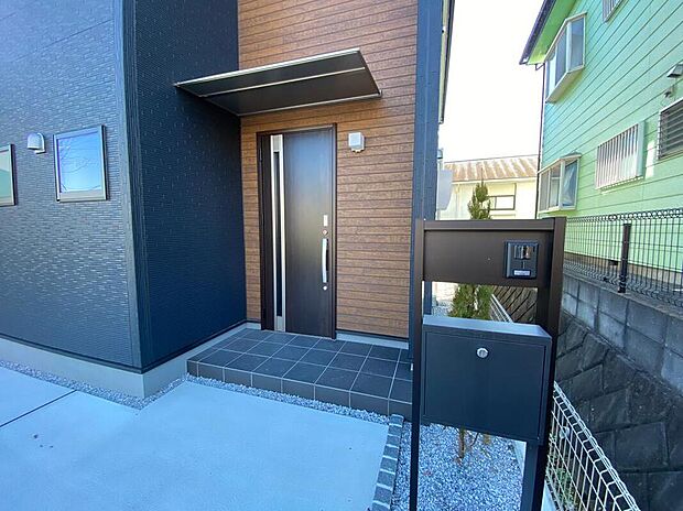 【玄関】上質感漂う玄関と廊下。居住者の帰り、訪れる方を優しく迎える・安らぎに満ちた生活空間を予感させる。健やかな暮らしを楽しめそう。