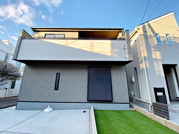 【☆Shutter☆】防犯・プライバシーに配慮したシャッターを設置。台風など、強風で飛んでくる飛来物や雨風からも窓ガラスを守ってくれます。