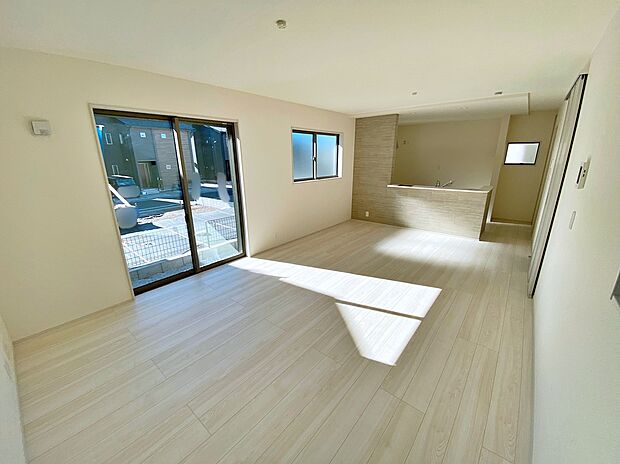 【☆Living　Room☆ 】☆Living　Room☆
窓から陽光が降り注ぐリビング・ダイニング・キッチン。家族が集うにふさわしい、ゆとりある空間です♪