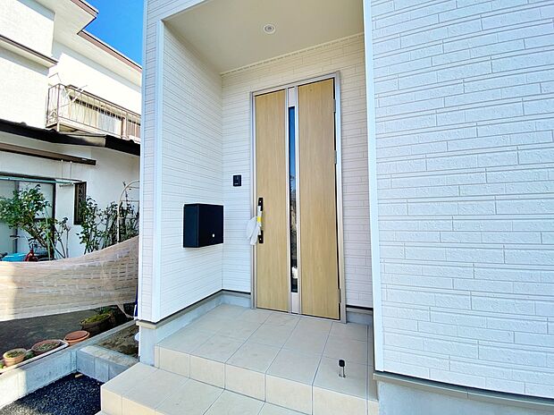 【現地外観写真】☆ひとたび扉を開けばそこに待っているのは上質な空間とマイホームでの新生活をイメージさせる優雅なひととき。「この家なら…」ではなく「ここに住みたい♪」と思う感動をお届けいたします。